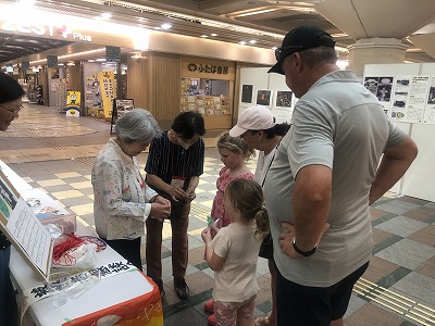 外国からの子供たちに折り鶴をプレゼント