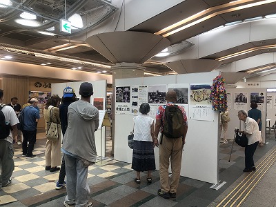 多くの来場者が熱心に観覧