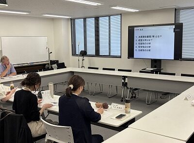 熱心に講義を聞く会場参加者